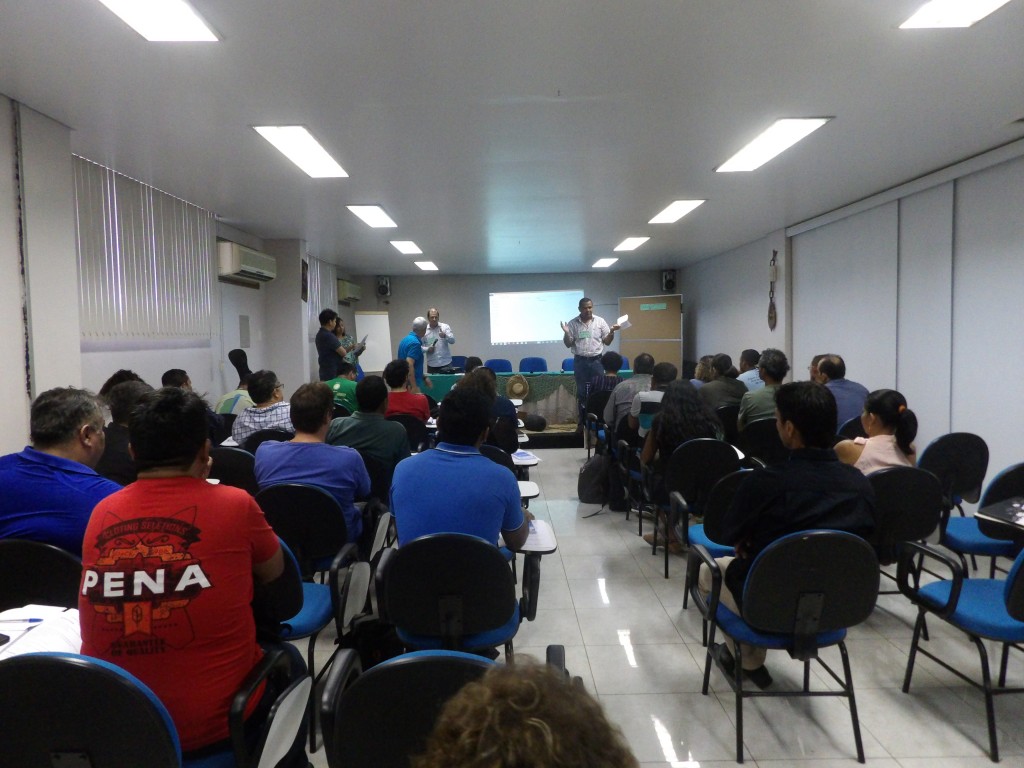 Adevaldo Dias apresentando a dinâmica do evento